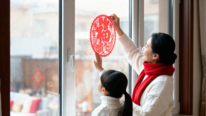 贴窗花迎新春图片