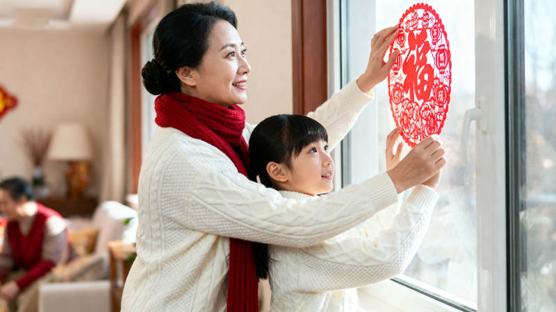 窗前贴福迎新春图片