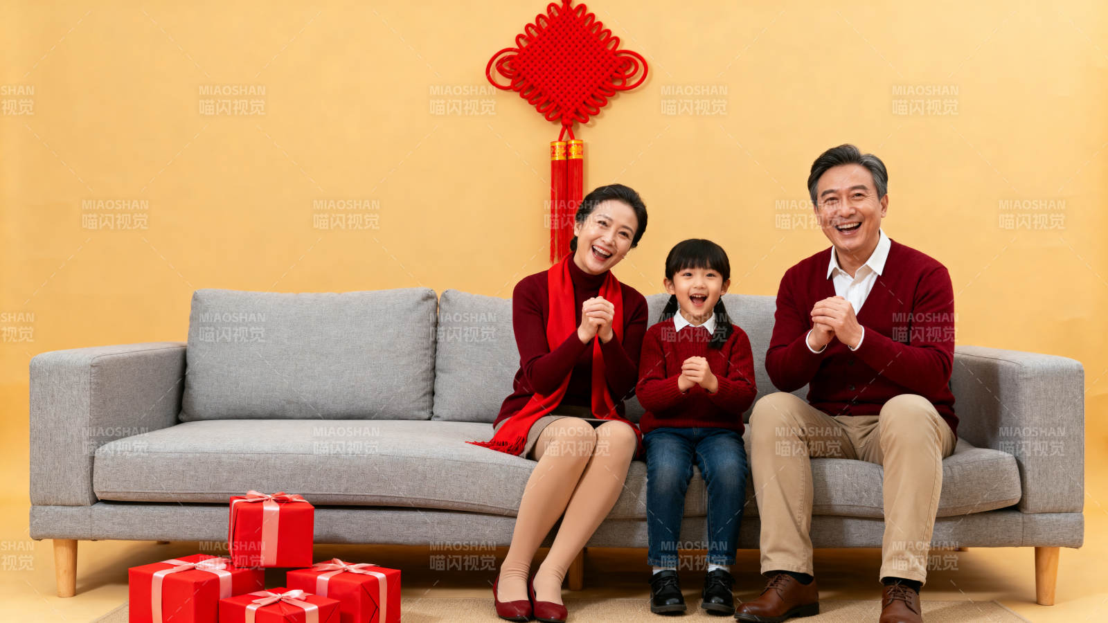 一家三口迎新春图片