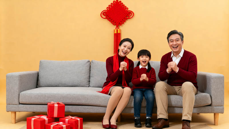 一家三口迎新春图片