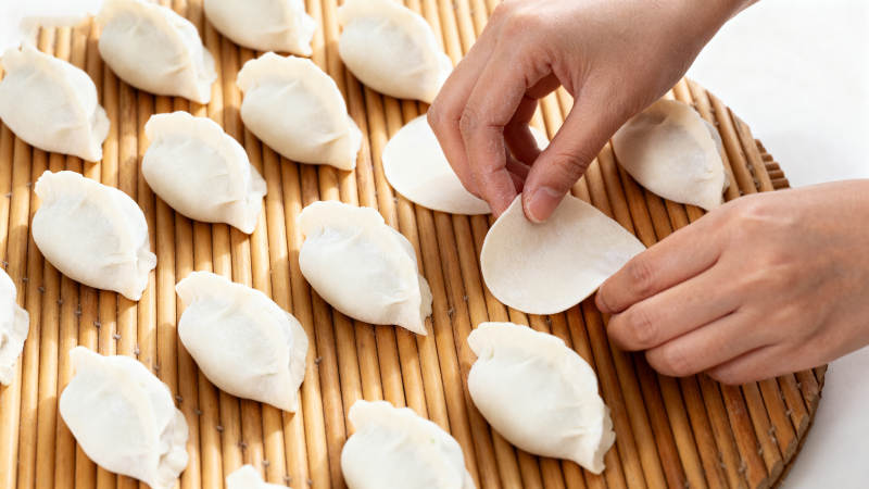 包饺子的双手图片