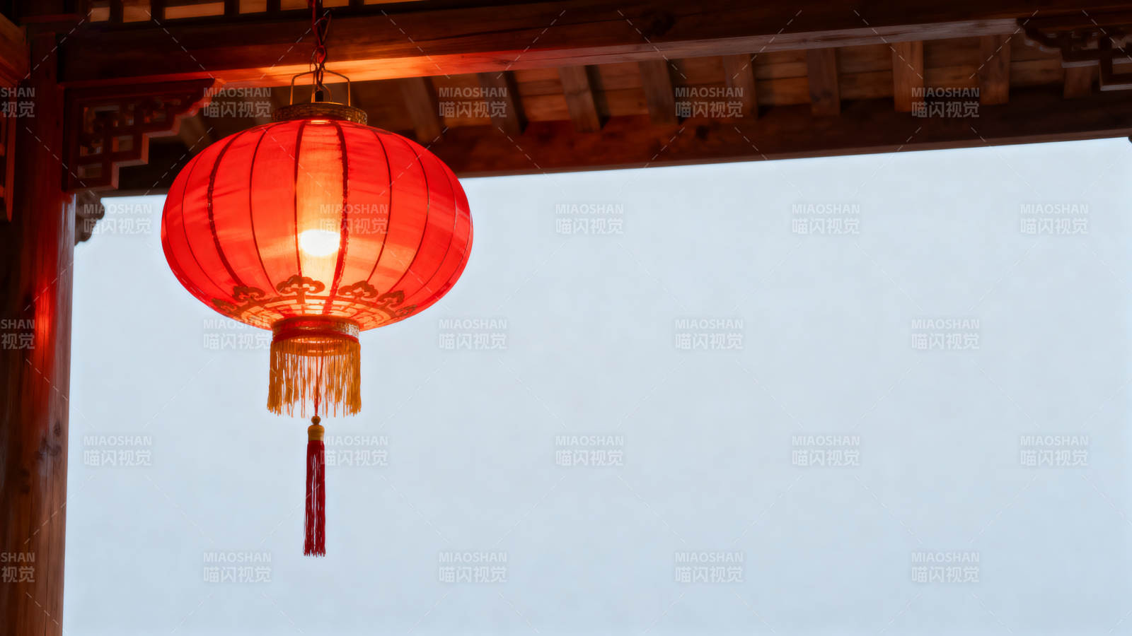 红灯笼悬檐下图片