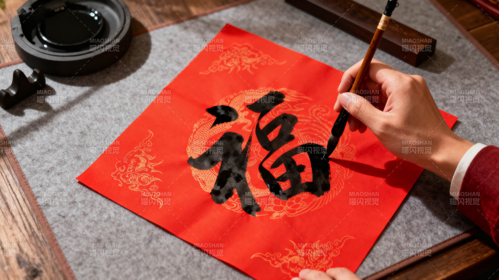 挥毫写福字图片