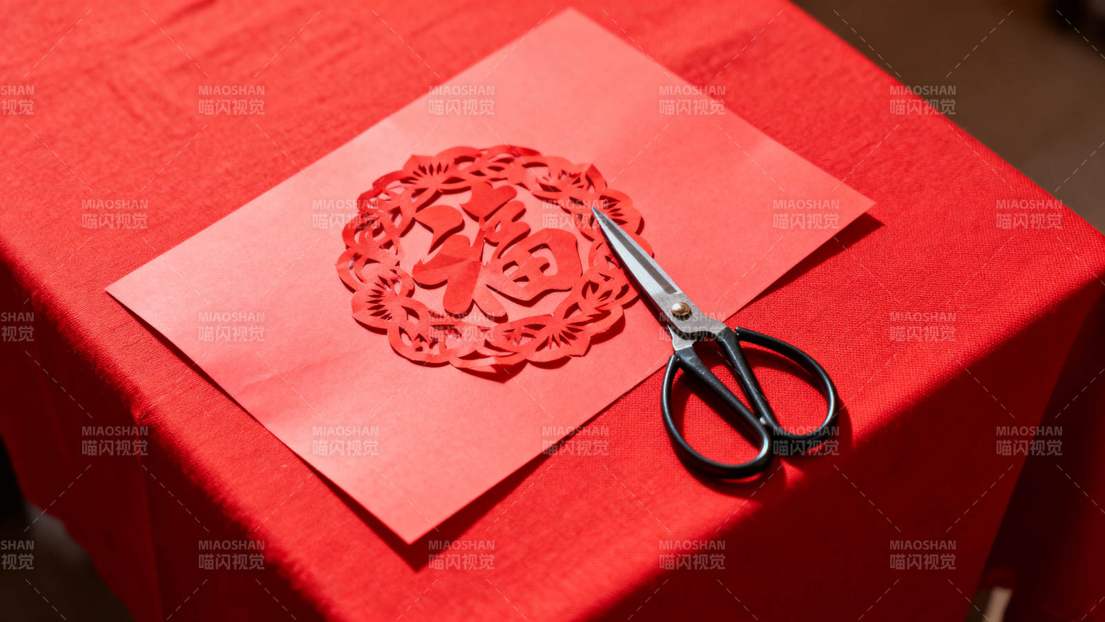 剪纸艺术 红纸剪刀图片