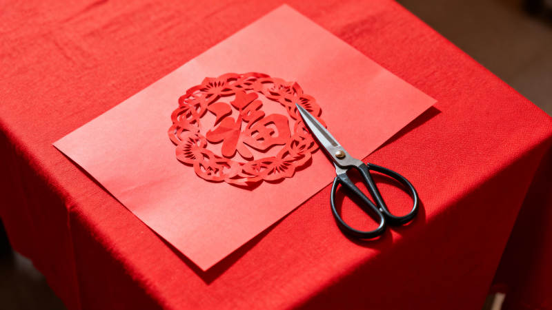 剪纸艺术 红纸剪刀图片