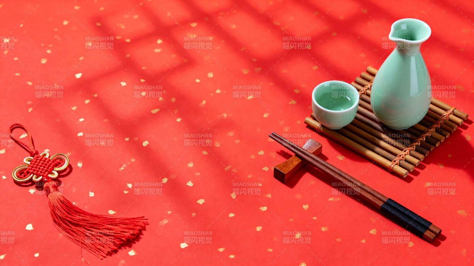 中式茶具与红绳结图片