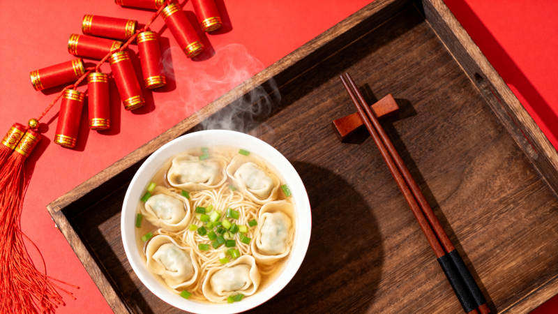 热气腾腾的饺子面图片