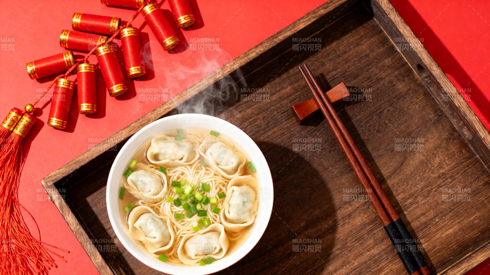 热气腾腾的饺子面图片