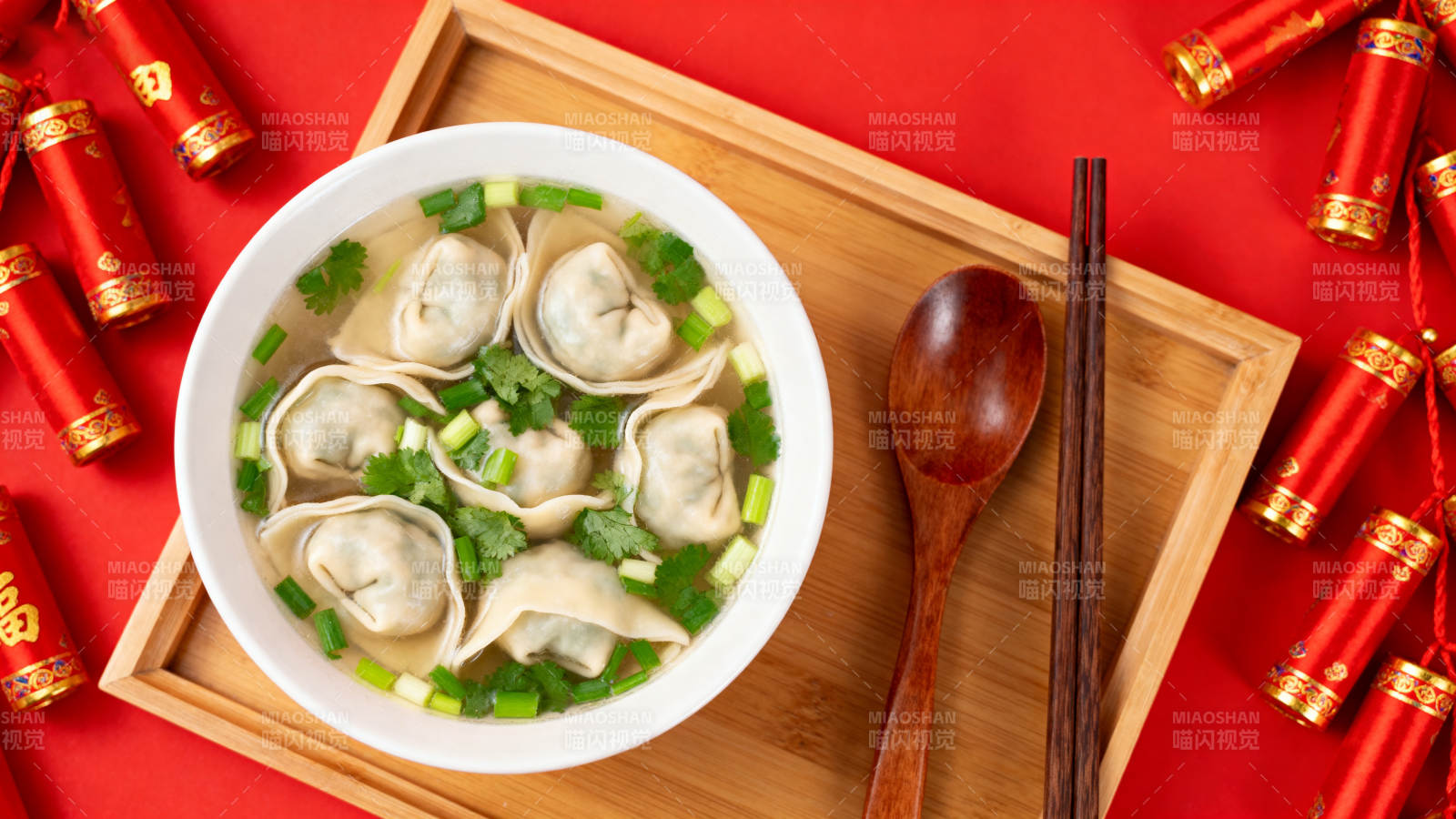 饺子汤配红鞭炮图片