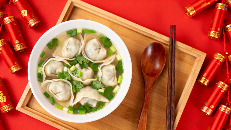 饺子汤配红鞭炮图片