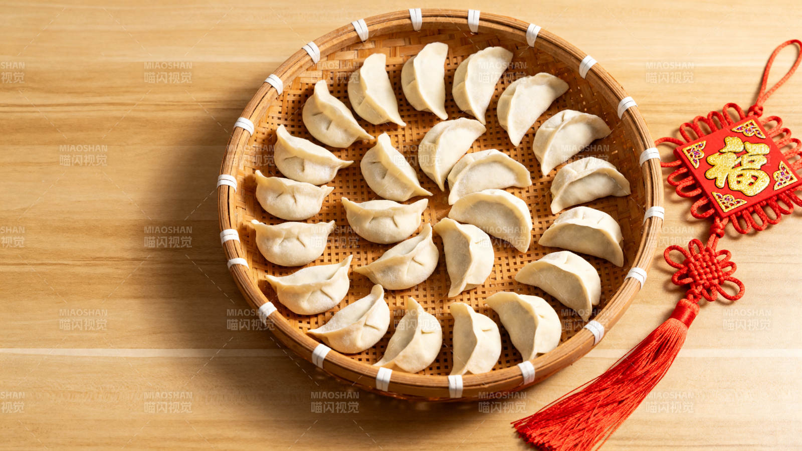 饺子迎春福字旁图片