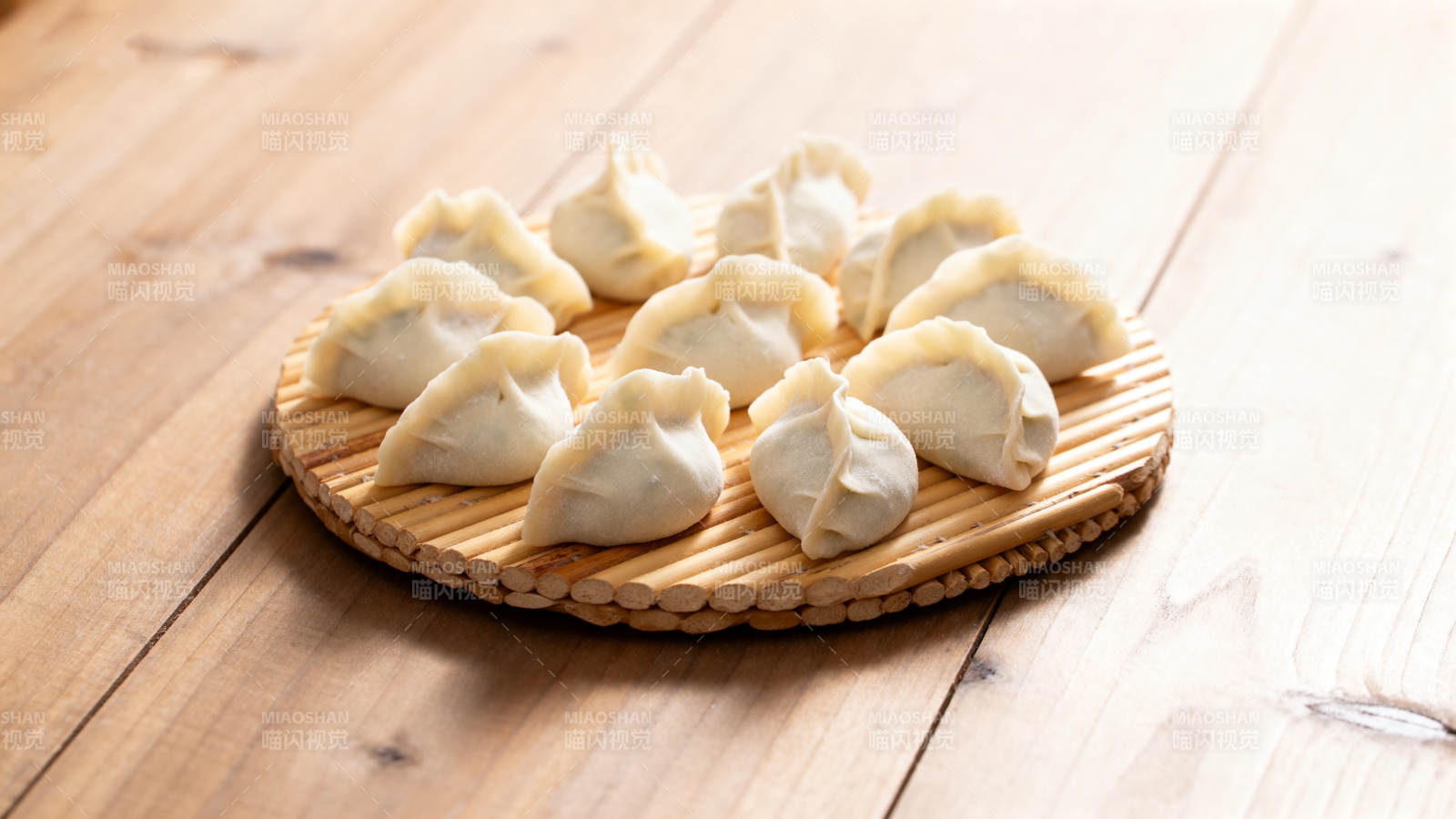 木盘上的饺子图片