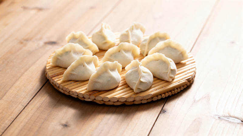 木盘上的饺子图片