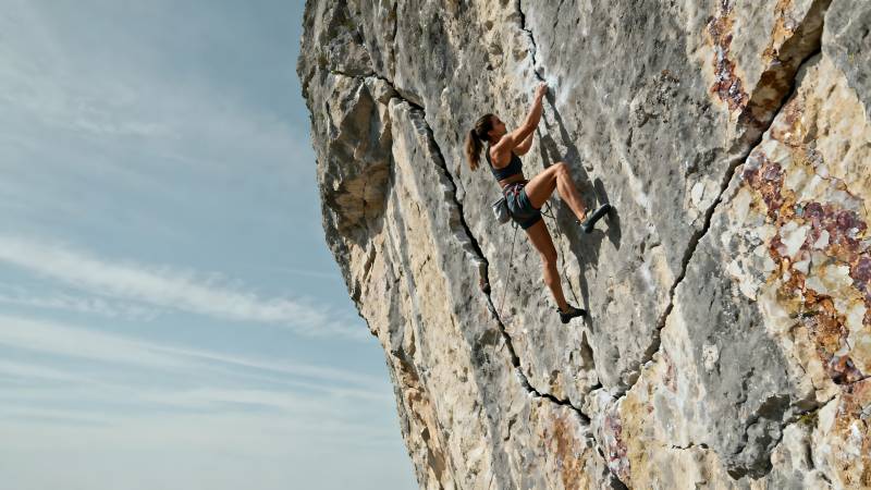 攀岩者挑战峭壁图片