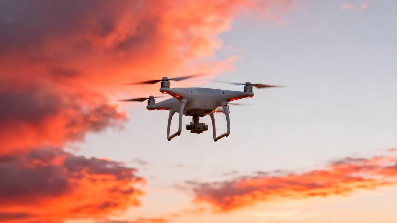 无人机翱翔暮色中图片