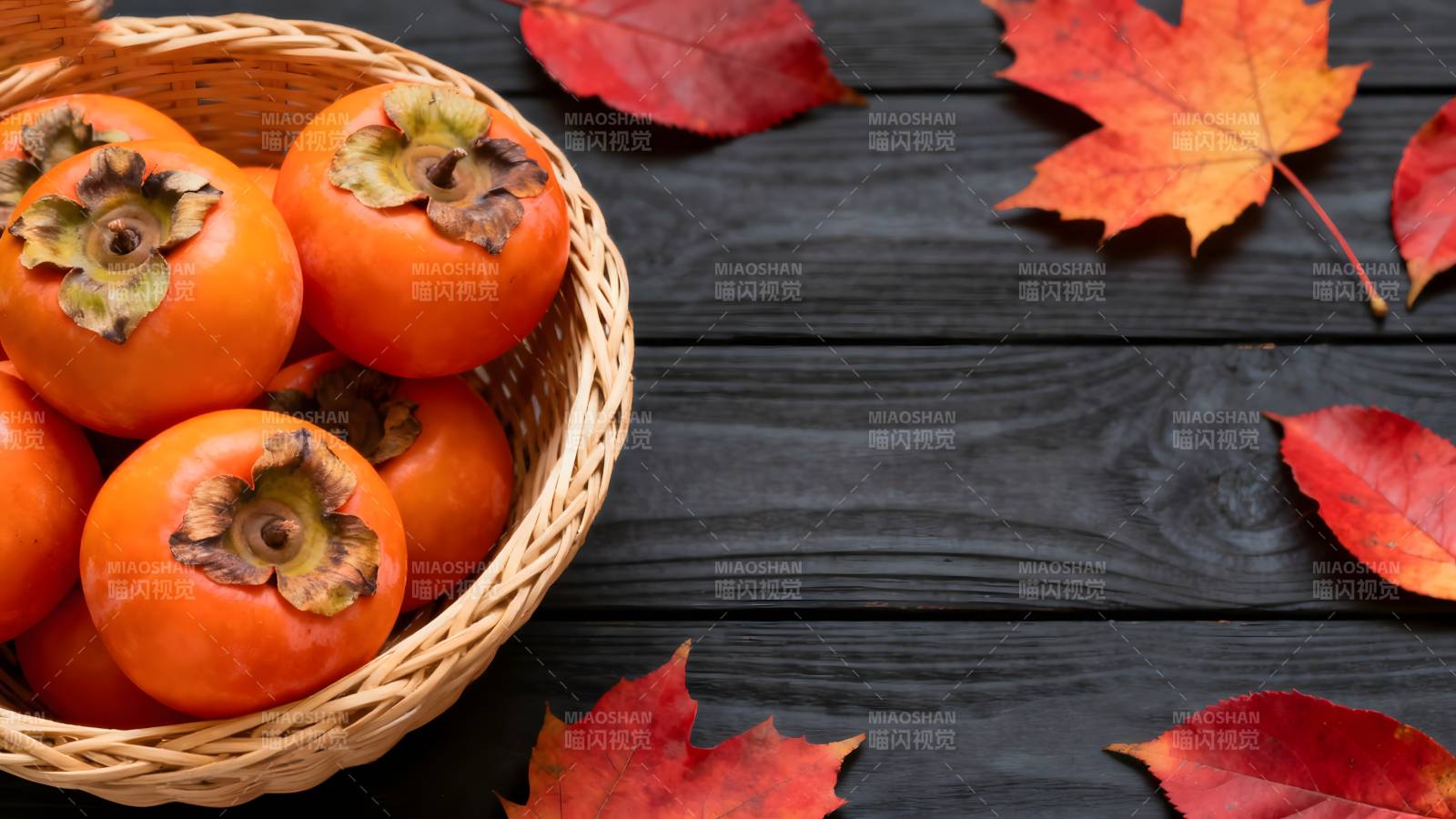 秋日柿子与枫叶图片