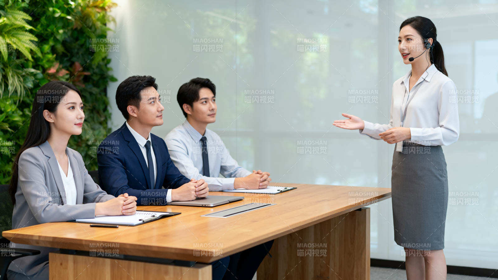 职场会议进行中图片