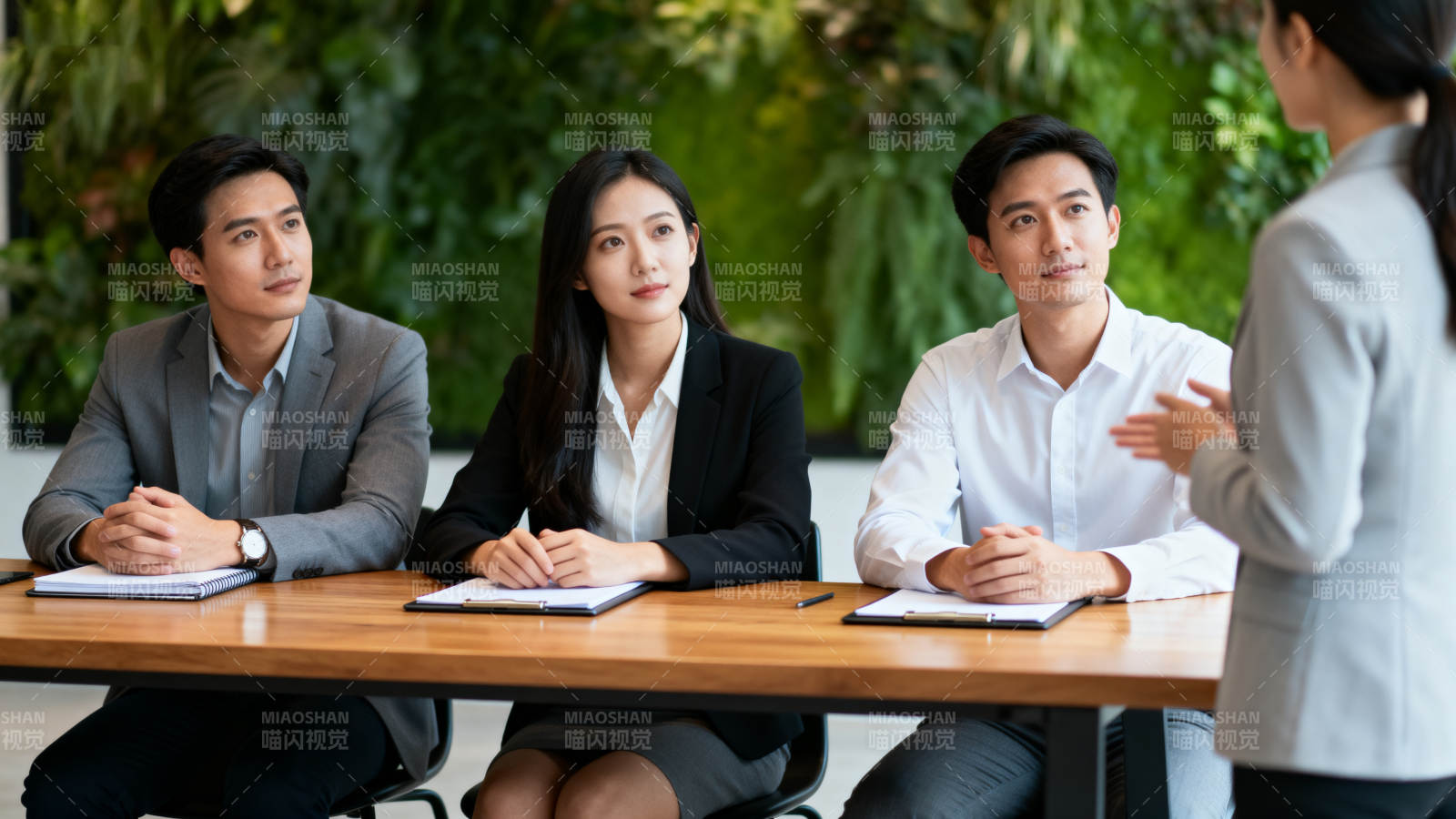 商务会议讨论中图片