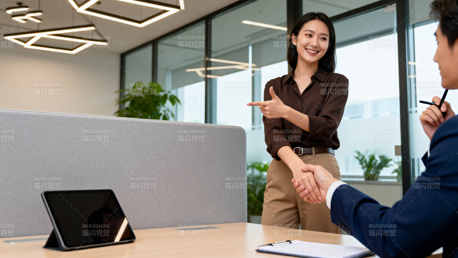 职场握手合作瞬间图片