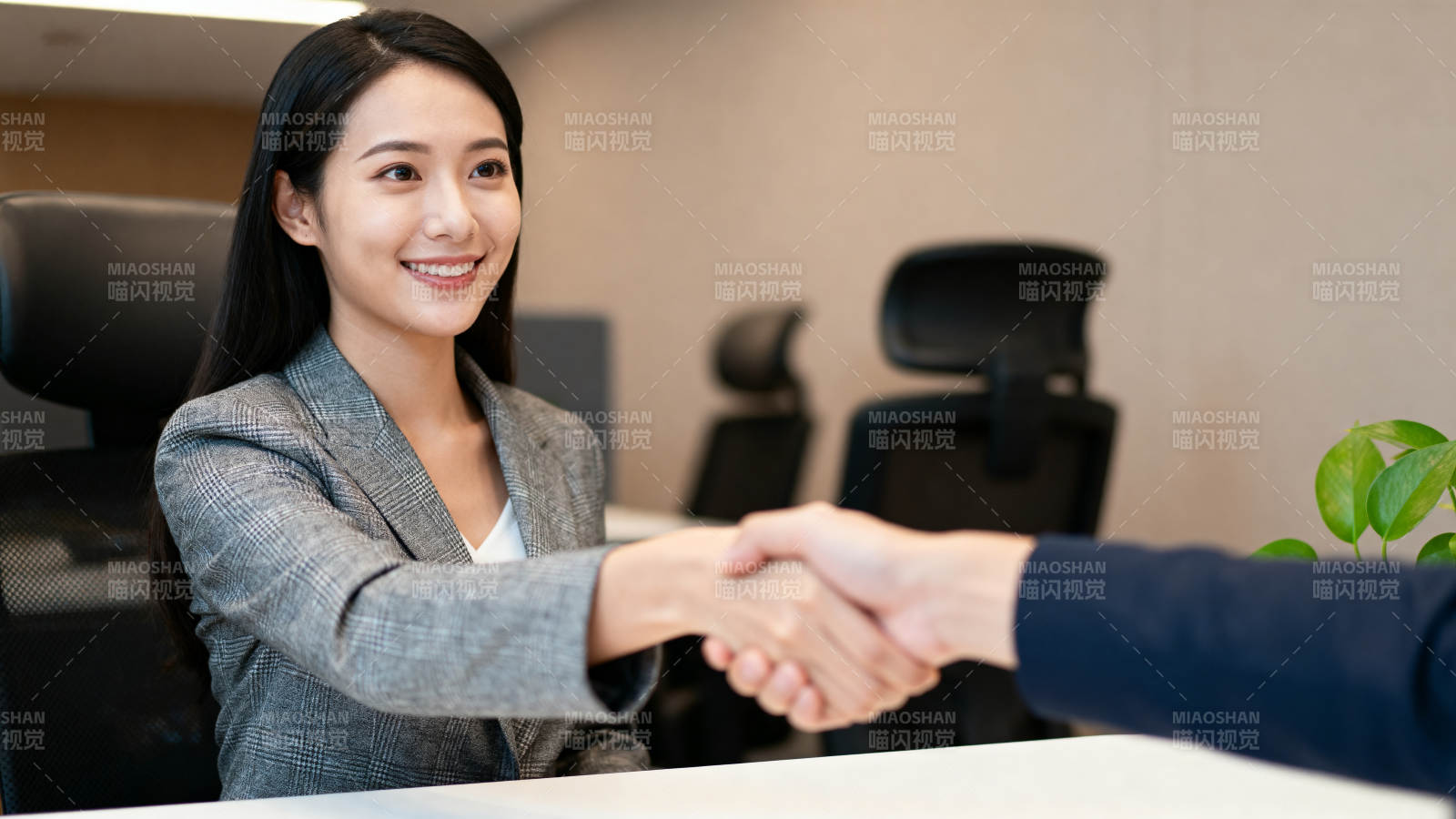 职场握手合作瞬间图片