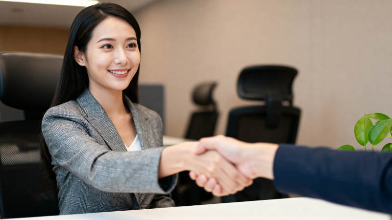 职场握手合作瞬间图片