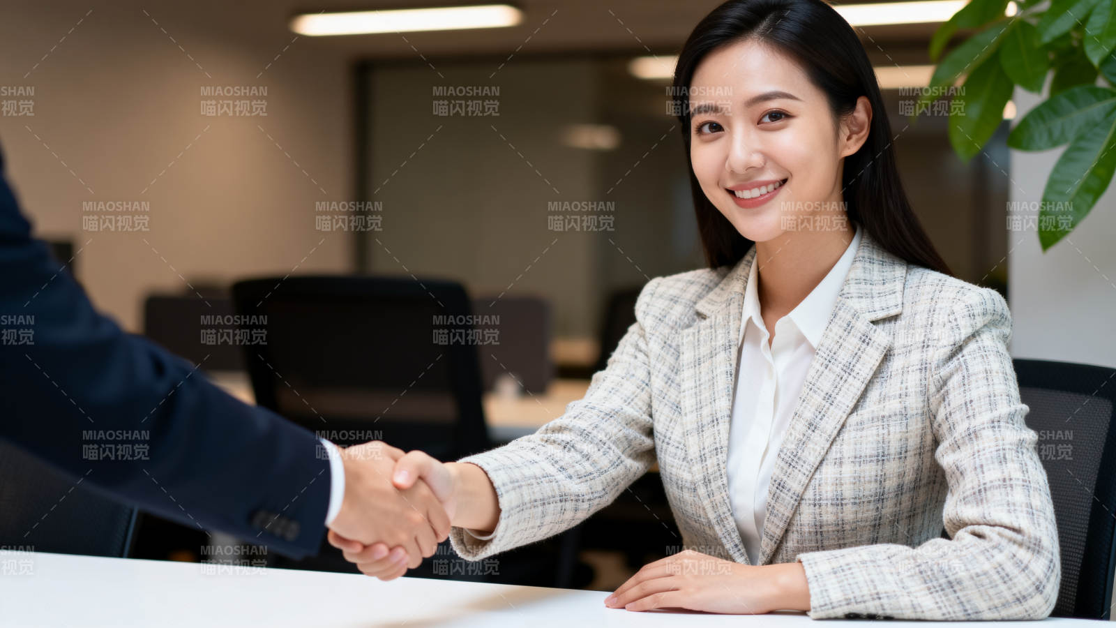 职场握手合作瞬间图片