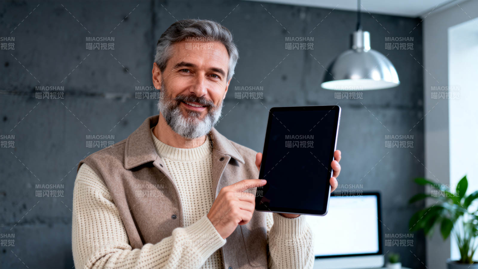 中年男士展示平板图片
