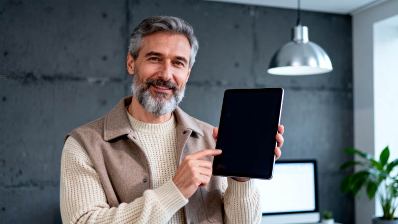 中年男士展示平板图片