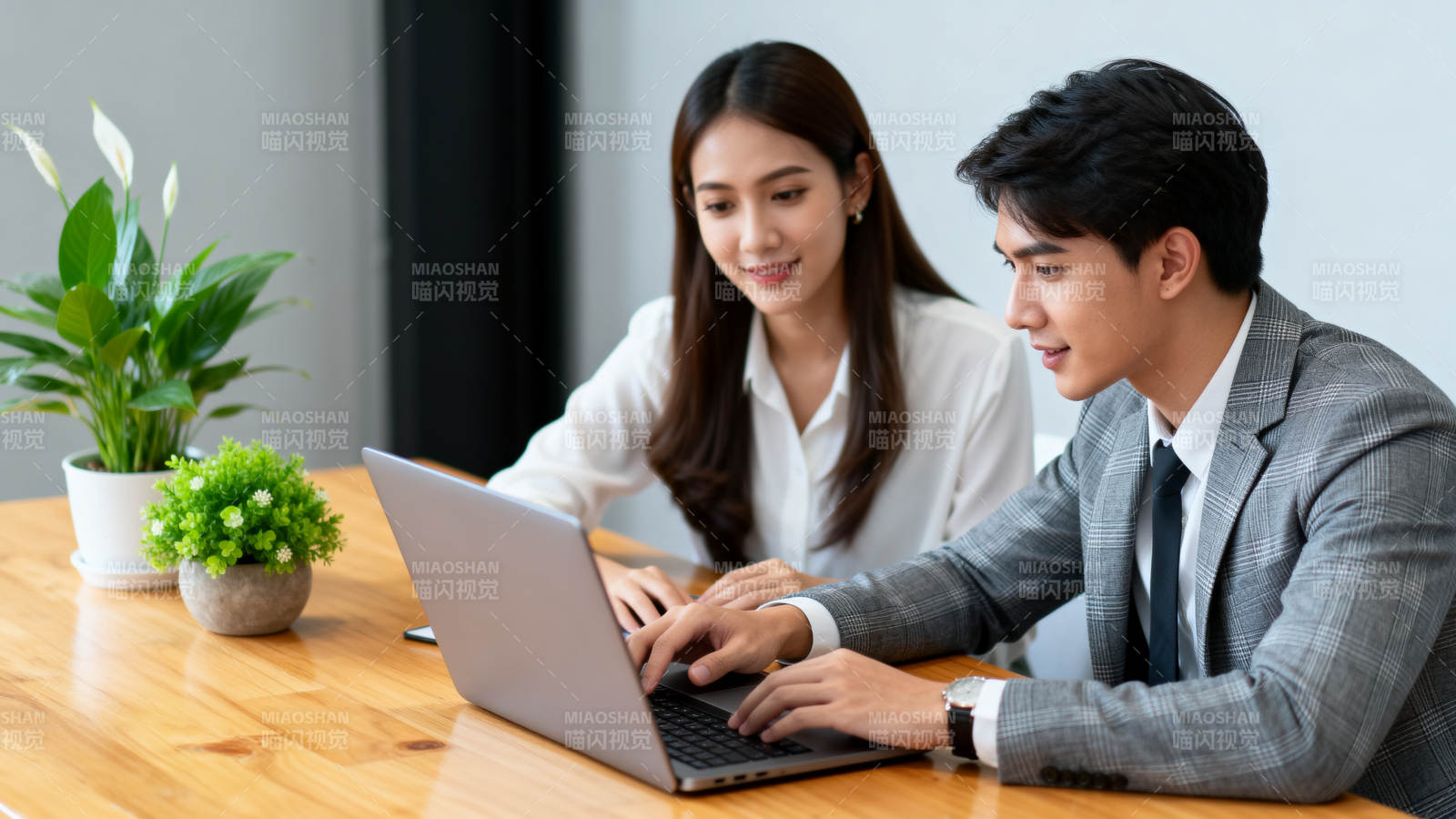 职场协作办公场景图片