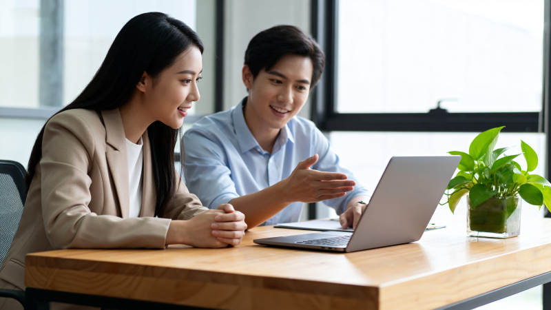 同事共赏电脑屏幕图片