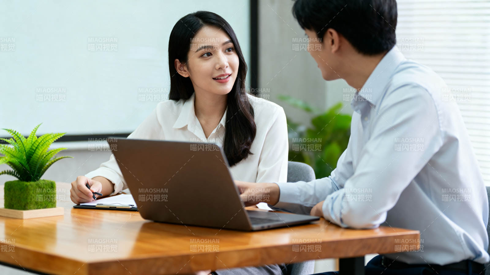 职场交流瞬间图片