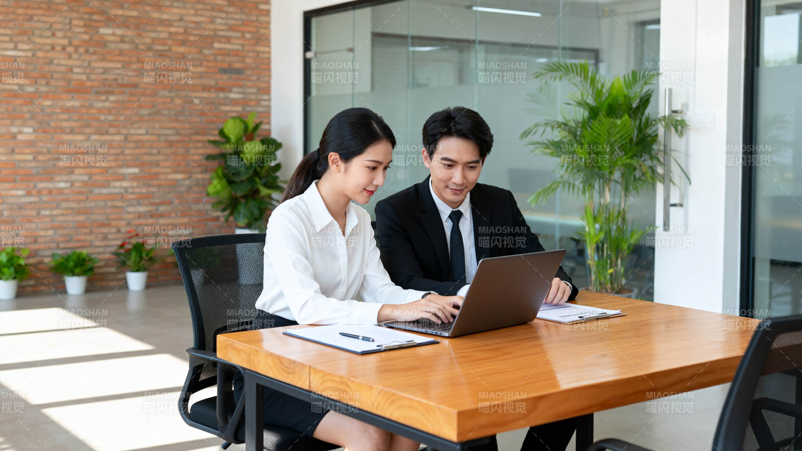 商务洽谈现场图片