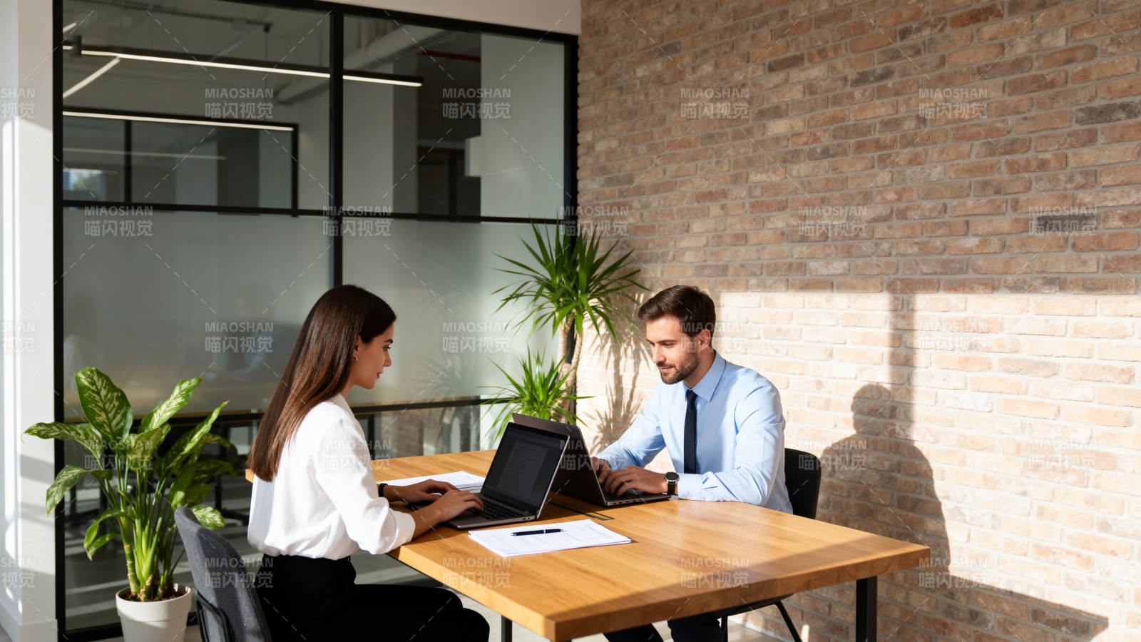 商务洽谈场景图片
