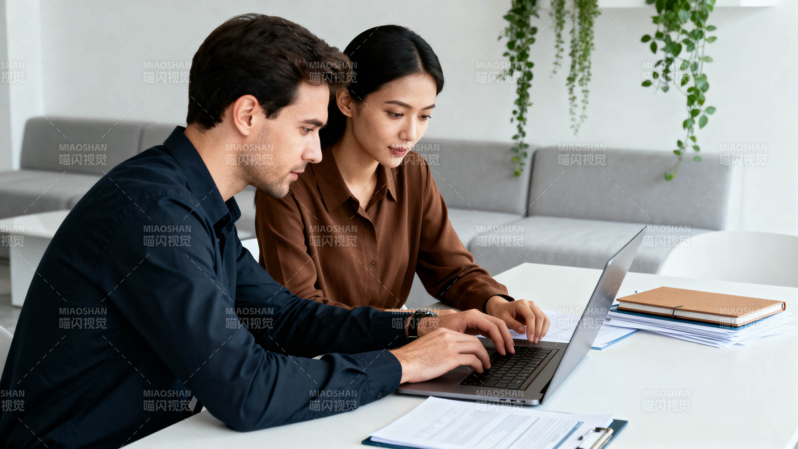 两人共用电脑工作图片