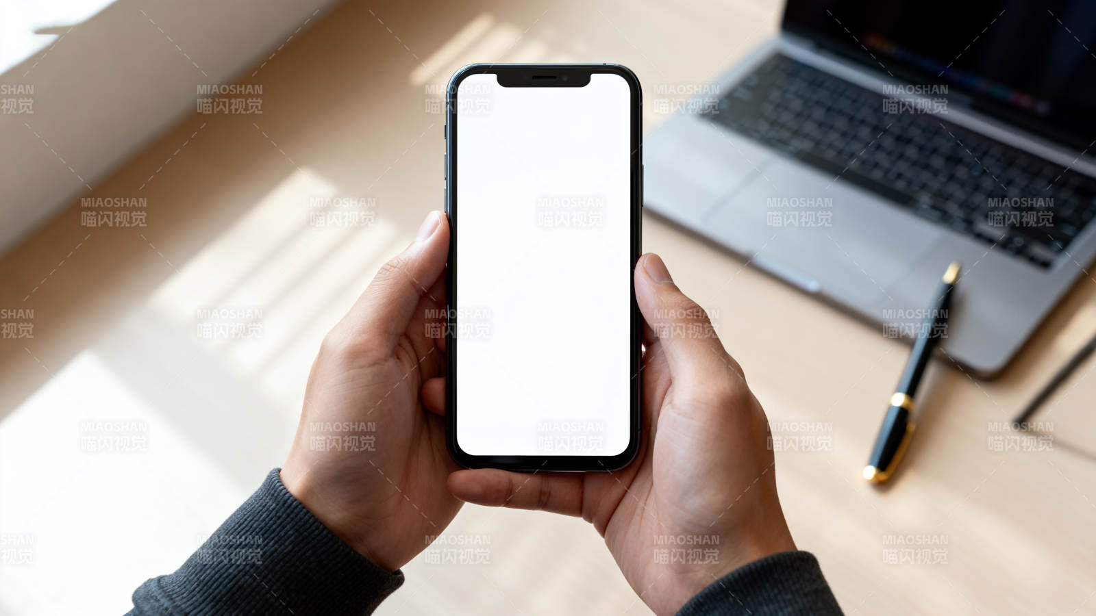 手持手机展示白屏图片