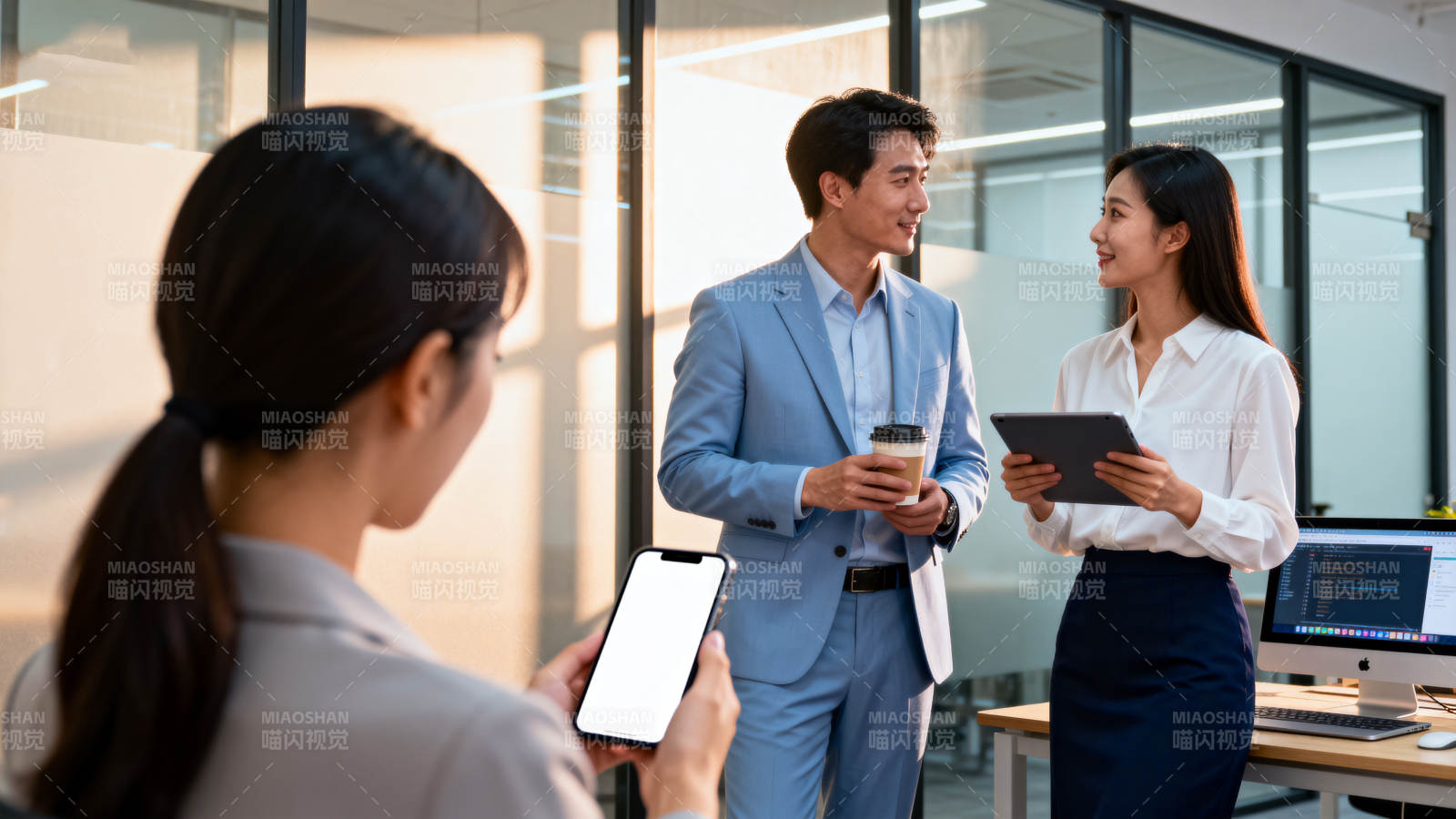 职场交流瞬间图片