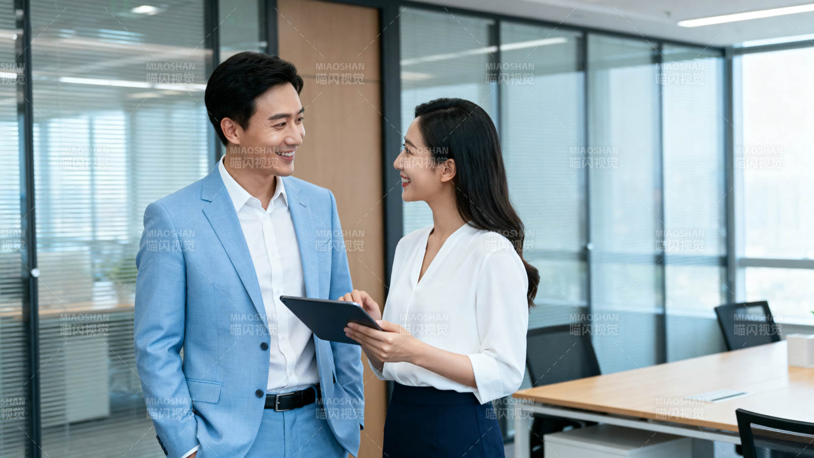 职场交流瞬间图片