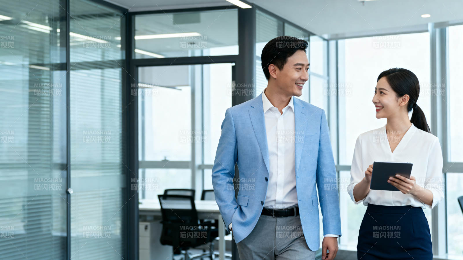 职场交流瞬间图片