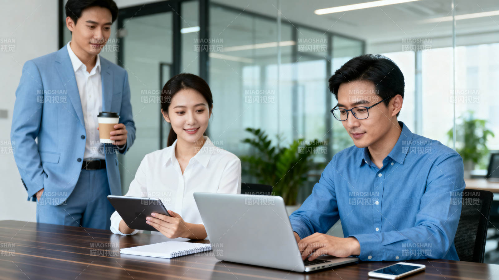 职场团队协作瞬间图片