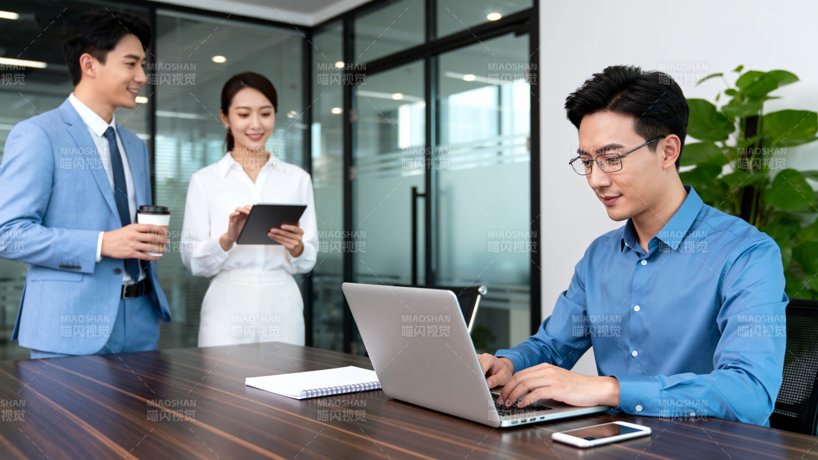 办公场景三人协作图片