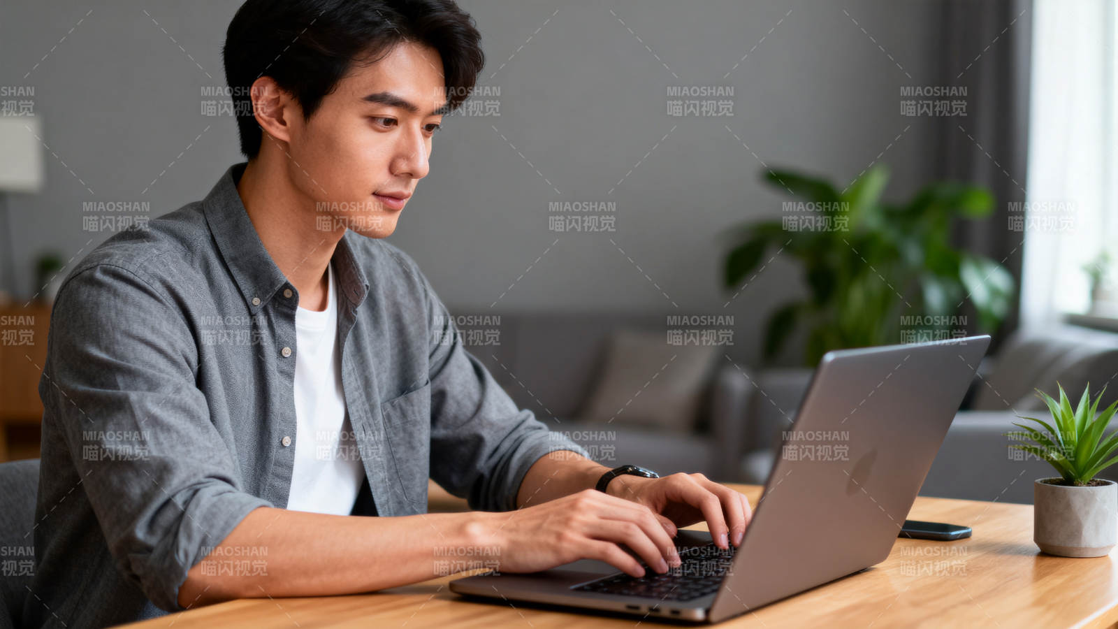 专注工作中的青年图片