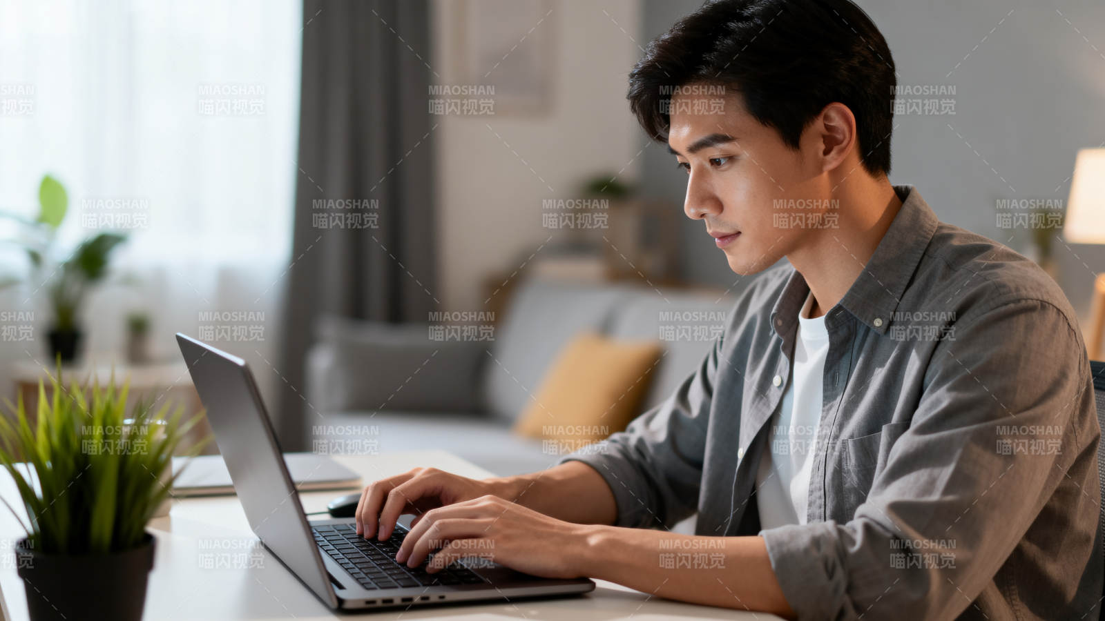 专注工作中的青年图片