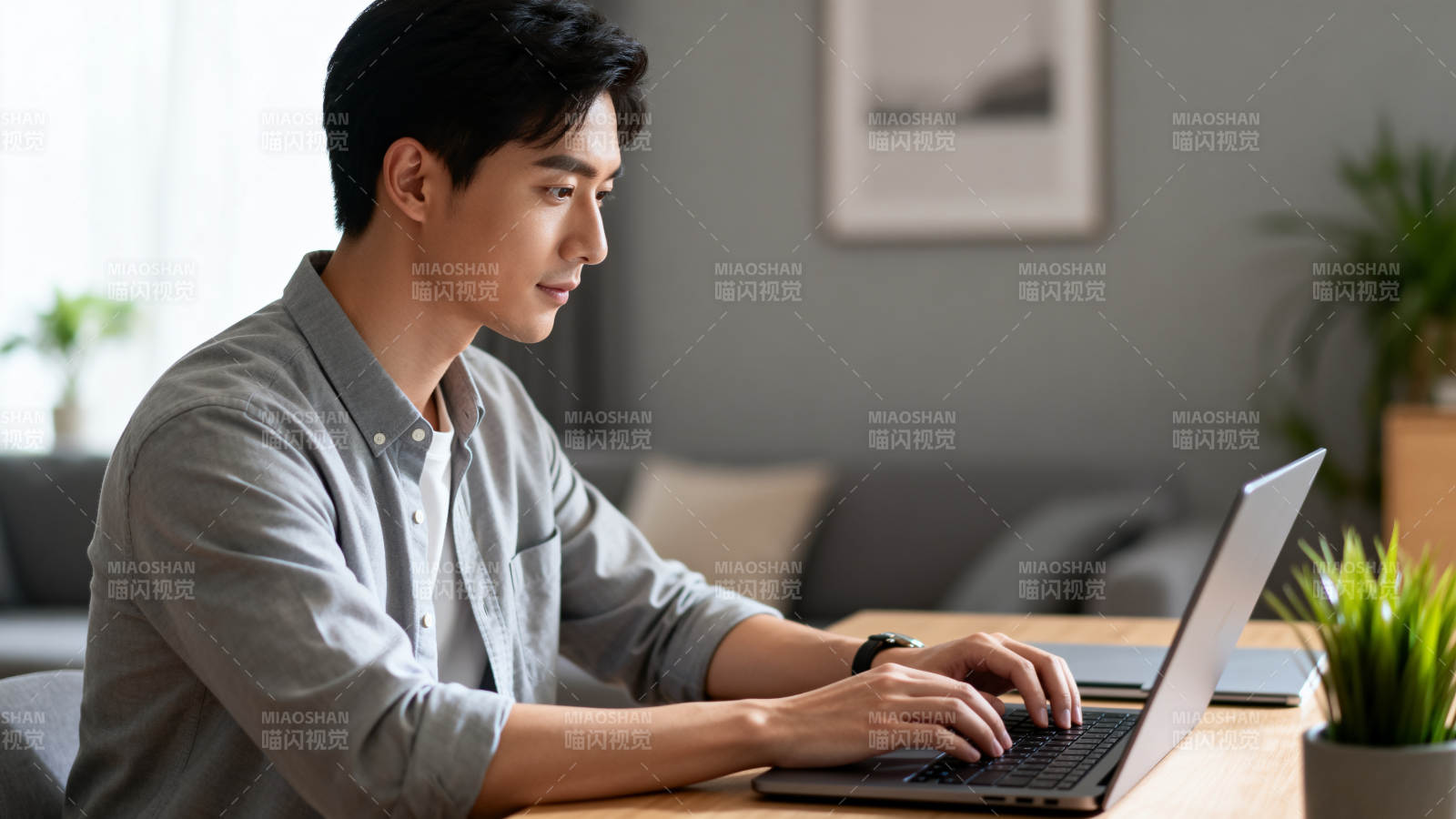 专注工作时刻图片