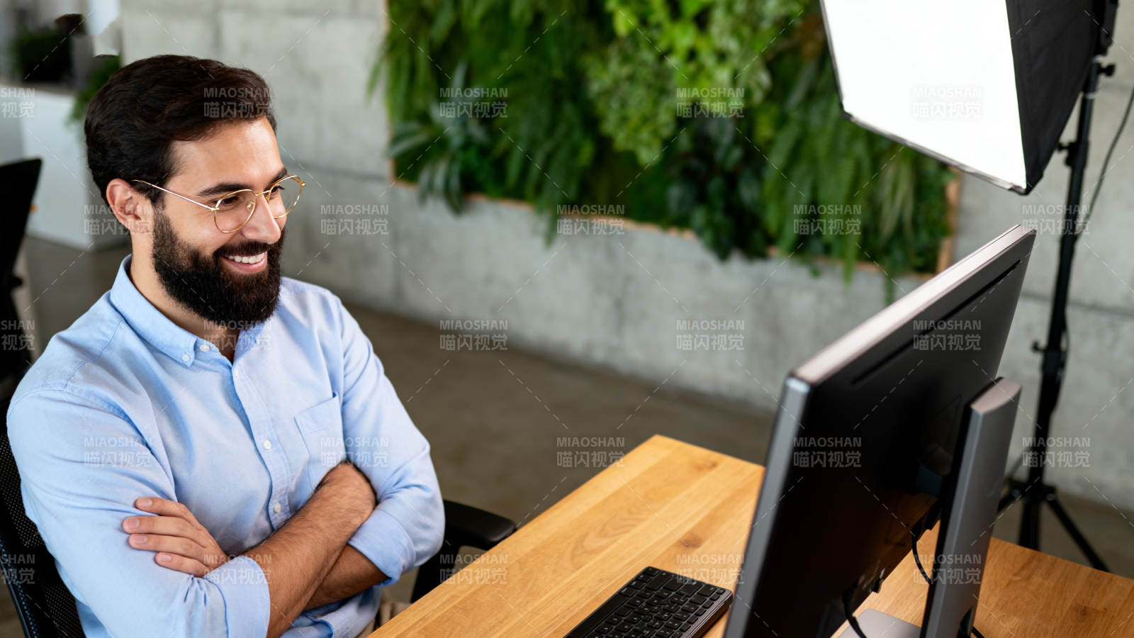 办公中的微笑男士图片