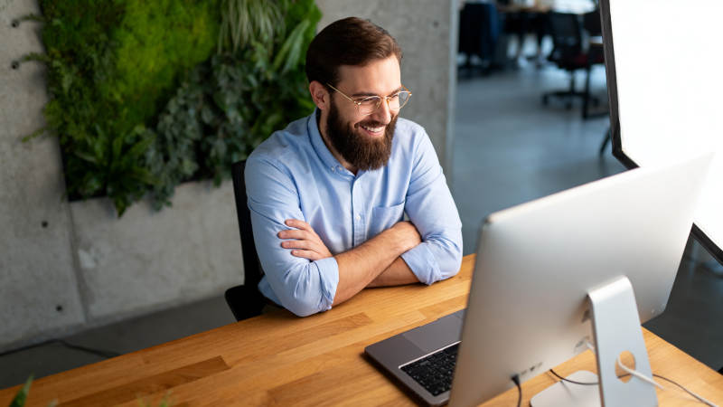 微笑办公的男子图片