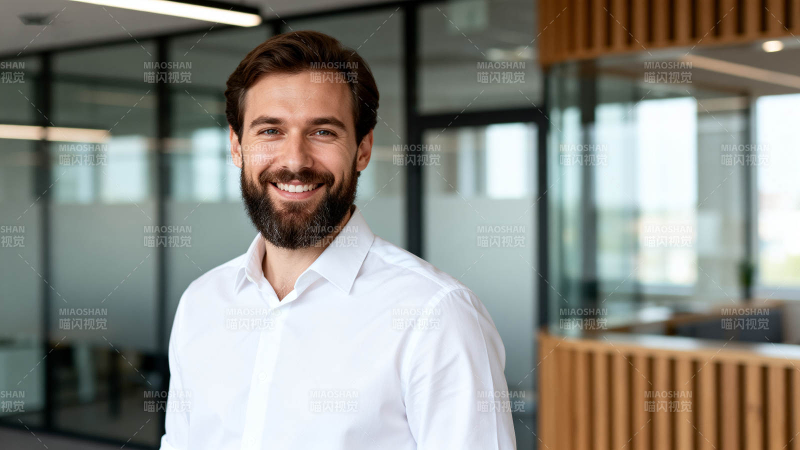 职场微笑男士图片