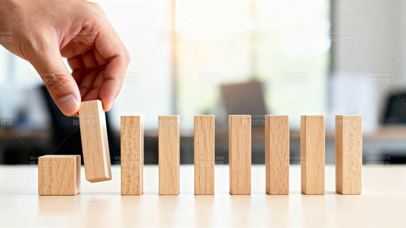 木块排列与手图片