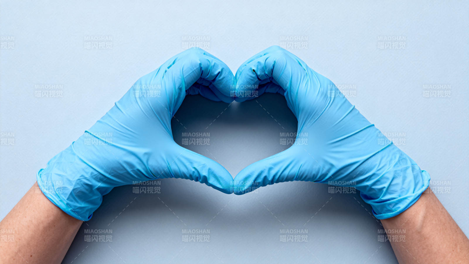 手套爱心手势图片
