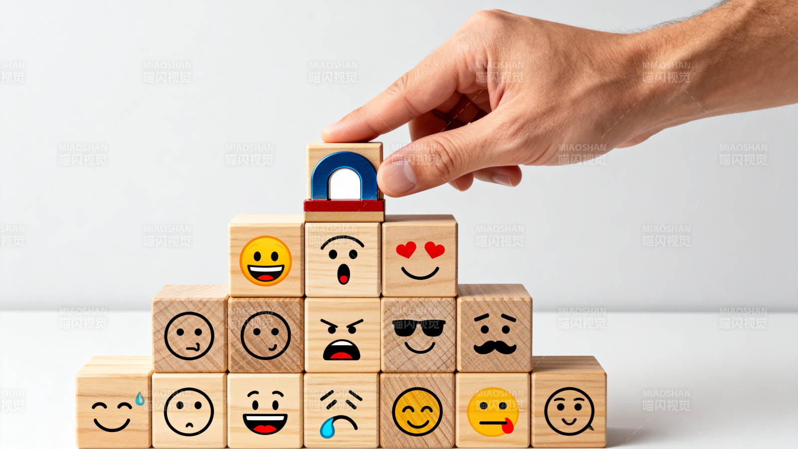 笑脸积木堆叠图片