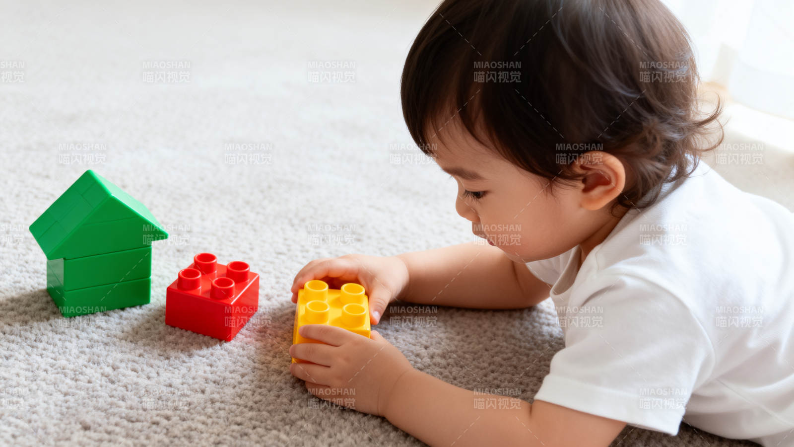 宝宝玩积木图片